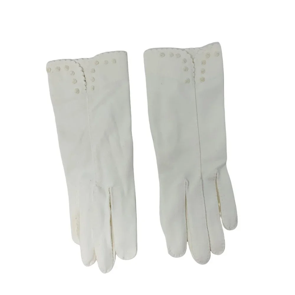 Vintage 1950s White Scalloped Floral Detail Wrist Gloves 7.5
